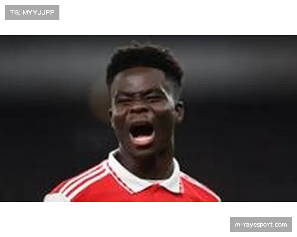 特写：萨卡在社区活动中心指导小球员，延续“足球回家”传统